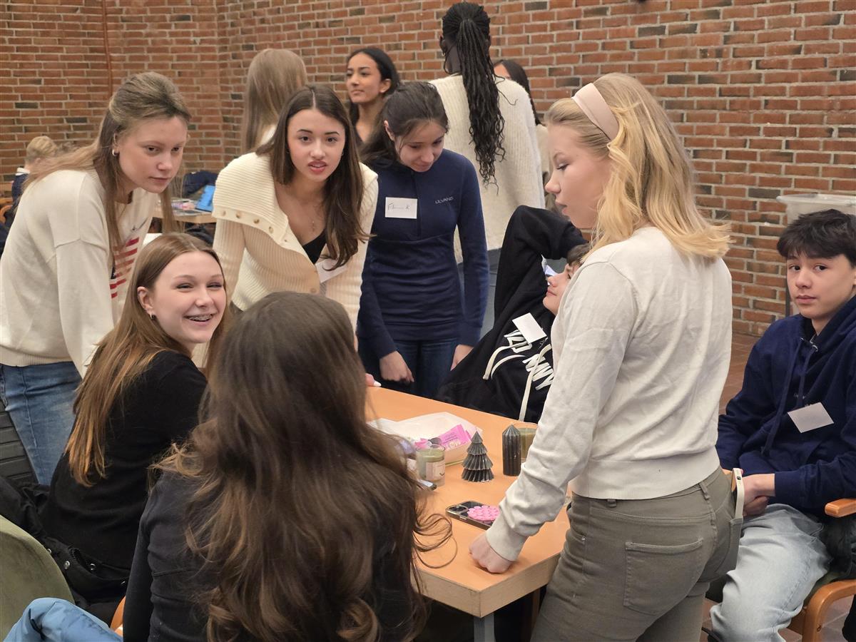 Elever som deltar på innovasjons cup - Klikk for stort bilde