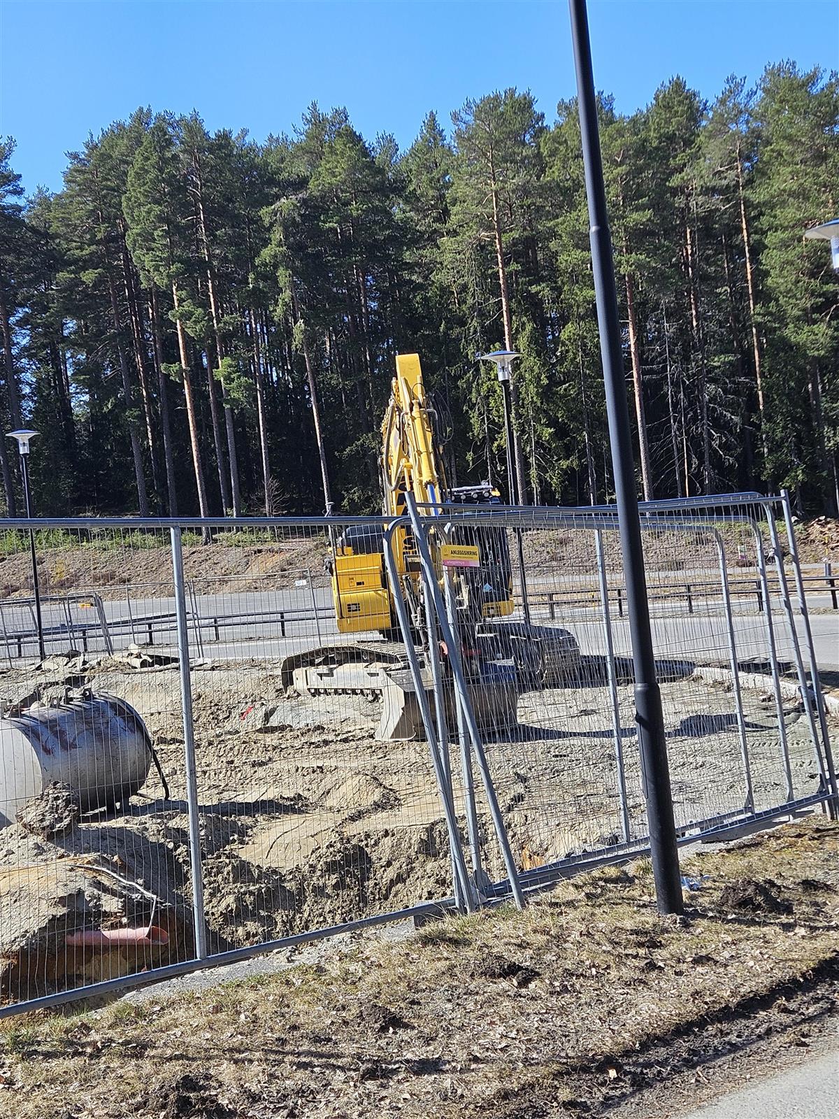 Gravemaskin, gjerder, vei - Klikk for stort bilde