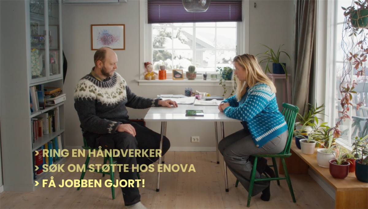 En mann og en dame som sitter og snakket ved kjøkkenbordet - Klikk for stort bilde