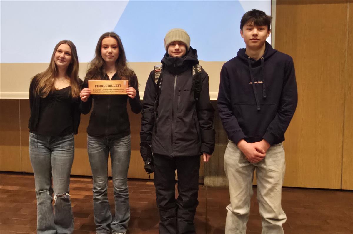 Elever som deltar på innovasjons cup - Klikk for stort bilde